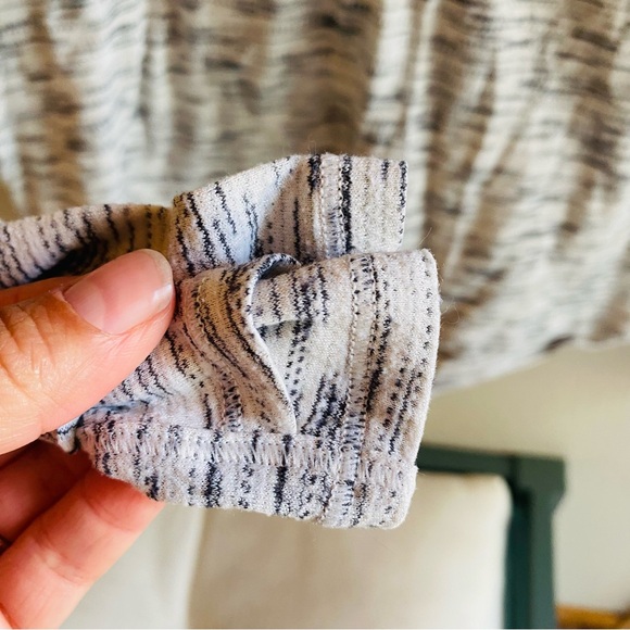 Lululemon Heather Gray Long Sleeve Thumb Hole Top Size 6 - Picture 3 of 4